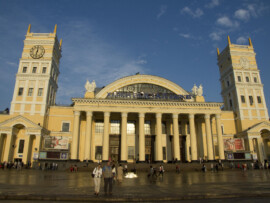 Ankunft in Charkow: Das Bahnhofsgebäude in der Morgensonne Hauptbahnhof Charkiw am frühen Morgen