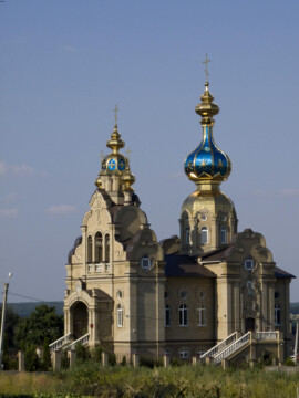 Kirche mit blau-goldenen Zwiebeln Kirche mit blau-goldenen Zwiebeln