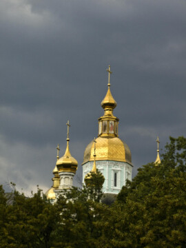 Goldenes Dach vor Gewitterwolken Goldenes Dach vor Gewitterwolken