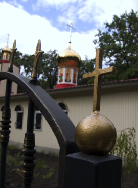 Selbst kleine Kirchen haben schon goldene Zwiebeldächer Kleine Kirche mit Zwiebeldach