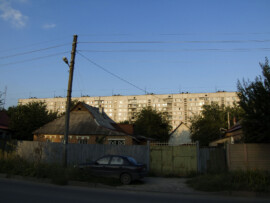 Hoch oben an den Plattenbauten gibt es noch Sonne Plattenbauten in Charkiw