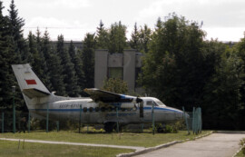 Unterwegs auf dem Gelände irgendeines Luftfahrt-Instituts: Eine alte sowjetische Antonow Alte CCCP-Antonow