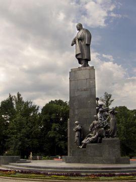 Ein weiteres Denkmal.. Ich würde mich nicht so weit aus dem Fenster lenin und sagen, dass das Lenin ist :D Schewtschenko-Denkmal in Charkiw