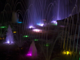 Noch mehr Farbenspiele Springbrunnen in bunten Farben beleuchtet