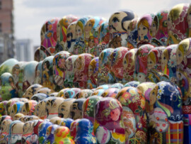 Steckpuppen auf einem Straßenmarkt in Charkiw Steckpuppen auf einem Straßenmarkt