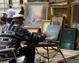 Maler mit Straßengalerie in Charkiw Maler mit Straßengalerie in Charkiw