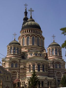Die Verkündigungskathedrale in Charkiw. Ausnahmsweise mal ohne goldenes Dach, dafür hübsch gestreift Verkündigungskathedrale in Charkiw