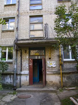 Eingang zum Plattenbau, in dem Babuschka wohnt... Ich war erst entsetzt, wie runtergekommen das aussieht. Aber so schlimm ist es nichts. Im dunklen, immer offenen Hausflur stehen auch Schälchen mit Essen für streunende Katzen herum Eingang zum Plattenbau