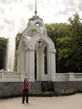Ich vor einem Denkmal / Monument / Bogen-Baldachin / was auch immer (offiziell: Zerkal’naya struya-Brunnen) Debbie vor dem Zerkal’naya struya-Brunnen