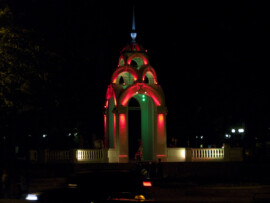 Lichterspiele am Denkmal Denkmal bunt beleuchtet