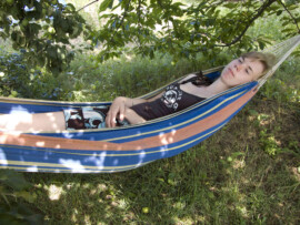 Das schöne Datscha-Landleben :D Debbie in der Hängematte