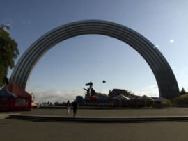 Das Denkmal der Völkerfreundschaft zwischen Russland und der Ukraine, in Kiew - mit 60 Metern Durchmesser ein weiterer Monumentalbau Bogen in Kiew
