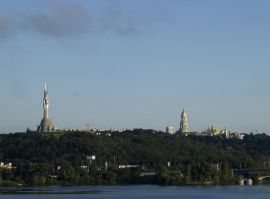 Ankunft mit dem Zug in Kiew: Es sticht sofort heraus, wie grün die Stadt ist. Diese beiden Bauwerke überragen alles andere Ausblick auf Kiew