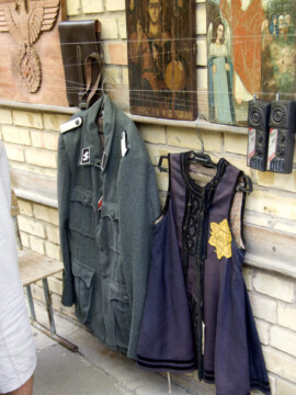 Kleidchen mit Judenstern auf einem Straßenmarkt in Kiew Kleidchen mit Judenstern