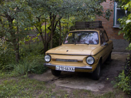 Ein weiteres Auto aus den 60ern oder 70ern - mit Holzkisten auf dem Dach Weiteres klappriges Auto