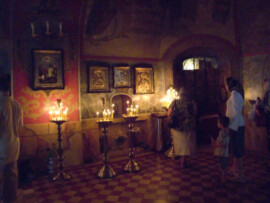 Dunkel, rauchig und etwas stickig - so wirken viele Kirchen von innen